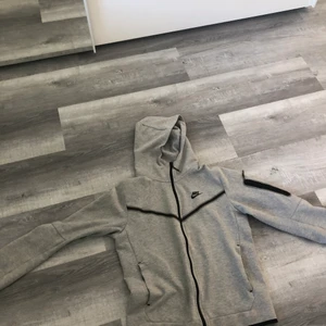 Nike tech fleece - 7/10 skick lite färg på tröjan som inte går bort men de syns knappt stor i storleken , dm om du har några  frågor ellr om du vill ha mer bilder , pris kan diskuteras   
