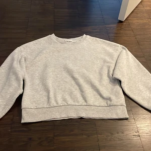 Grå sweatshirt  - Jätte fin grå sweatshirt från ginatricot, Den ser cropad ut men är ej det! köparen står för frakt💗