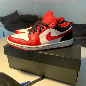 Jordan 1 low  - Tjena säljer nu mina snygga Jordan 1 low white/gym red-black som inte längre passar dem är i bra skick och jag säljer dem för bra pris storlek 40.5 skulle säga att dem passar 39,41 också
