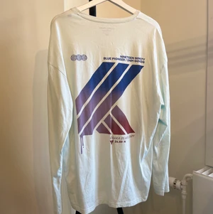 Ljusblå långärmad med tryck på ryggen - Skick: 9/10 Storlek: L Passar: L/M Orginalpris: 399kr