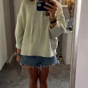 Stickad hoodie - Säljer denna skit snygga och coola trekvarts ärmade stickade hoodien! Den är i lite ljusgrön färg och i super fint skick❣️