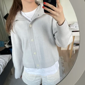 Kofta - Superfin kofta från & other stories. Köpt för ca 900 kr men knappt använd. Perfekt nu inför hösten!!