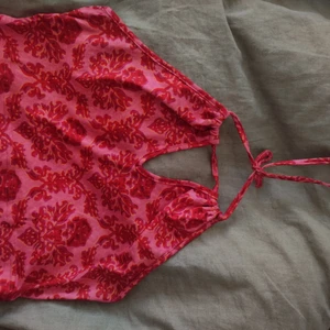 Rosa topp - Rosa topp som man knyter längst upp runt halsen 