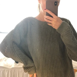 Tjocktröja  - Säljer denna mysiga stickade tröja, perfekt för hösten. Från H&M för några år sedan, använd några gånger. Bra kvalitet förutom en liten reva på vänster axel, men det syns inte så mycket. Priset kan diskuteras! 