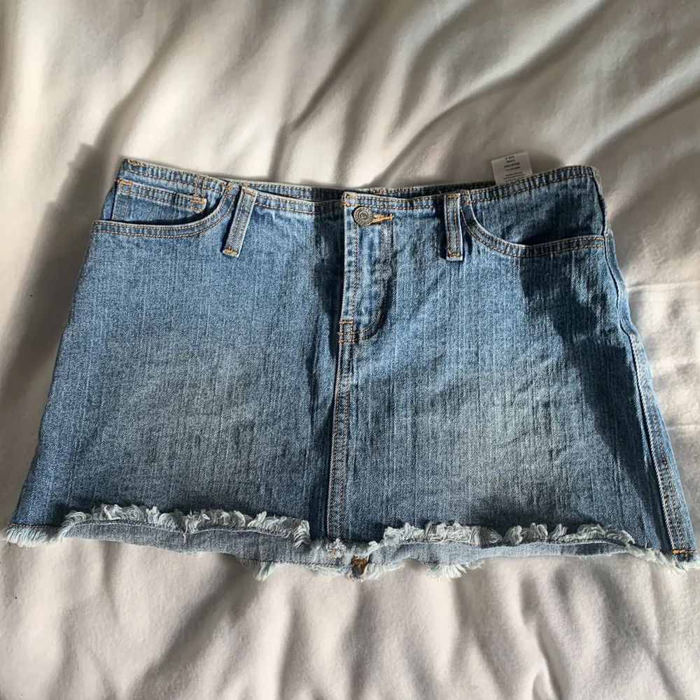 low waist jeans kjol från brandy!! , aldrig använt helt ny ❤️‍🩹  Mått : midja 76cm / längd 32cm  (frakt pris tillägs senare). Kjolar.