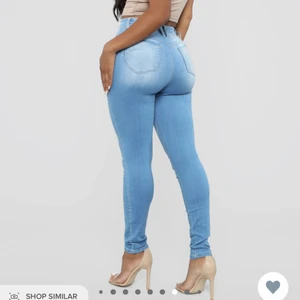 Statuesque Booty Lifting Jeans - Light Blue Wash - Helt oanvända  Skinny Jean 5 Pocket Booty Lifting Super Soft Fabric 29" Inseam Disclaimer: Due To The Specialized Wash Process, Each Garment Is Unique.  Helt oanvända. 78% Cotton 18% Polyester 2& Viscose 2% Spandex Imported