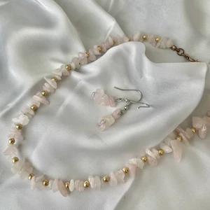 Halsband och örhängen💗 - Ett matchande sätt med örhängen och halsband för ett bra pris!! Äkta Rosenkvarts. Halsbandet har anväds ett fler tal gånger men inte något som syns💗 skriv vid intresse eller fler bilder. OBS tryck inte på köp nu!!💗