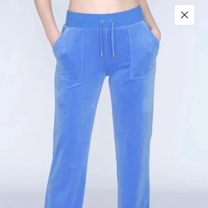 Juicy Couture (regatta blue) - Säljer helt oanvända Juicy byxor i storlek XS, säljer pga att jag ångrat mig med färgen men det är försent att skicka tillbaka. Lappen sitter kvar, kan skicka bild på byxorna privat om önskas. Står ej för frakten!!! Betala gärna med Swish 