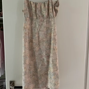 Klänning🤍 - Säljer denna fina blommiga klänningen från hm då den är för liten för mig🤍