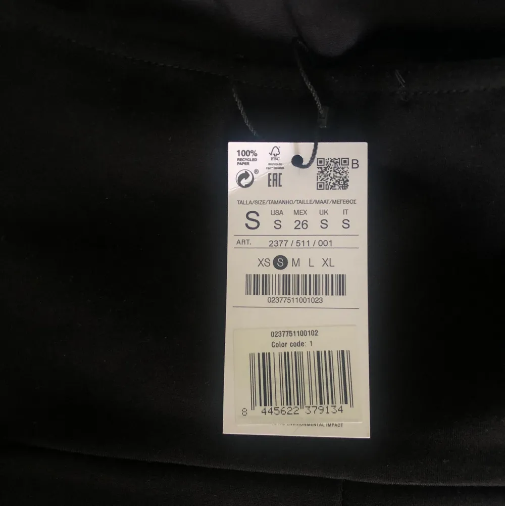 svart bandeauklänning från stradivarius. har aldrig använt och prislapp sitter kvar. storlek s. 200kr + 49kr frakt. Klänningar.
