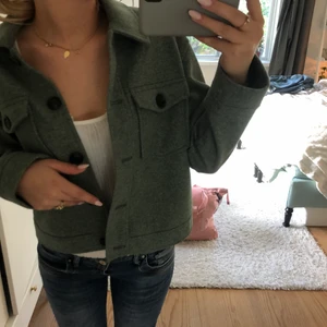 Kort kappa - Kort mossgrön kappa från Vero Moda!💖