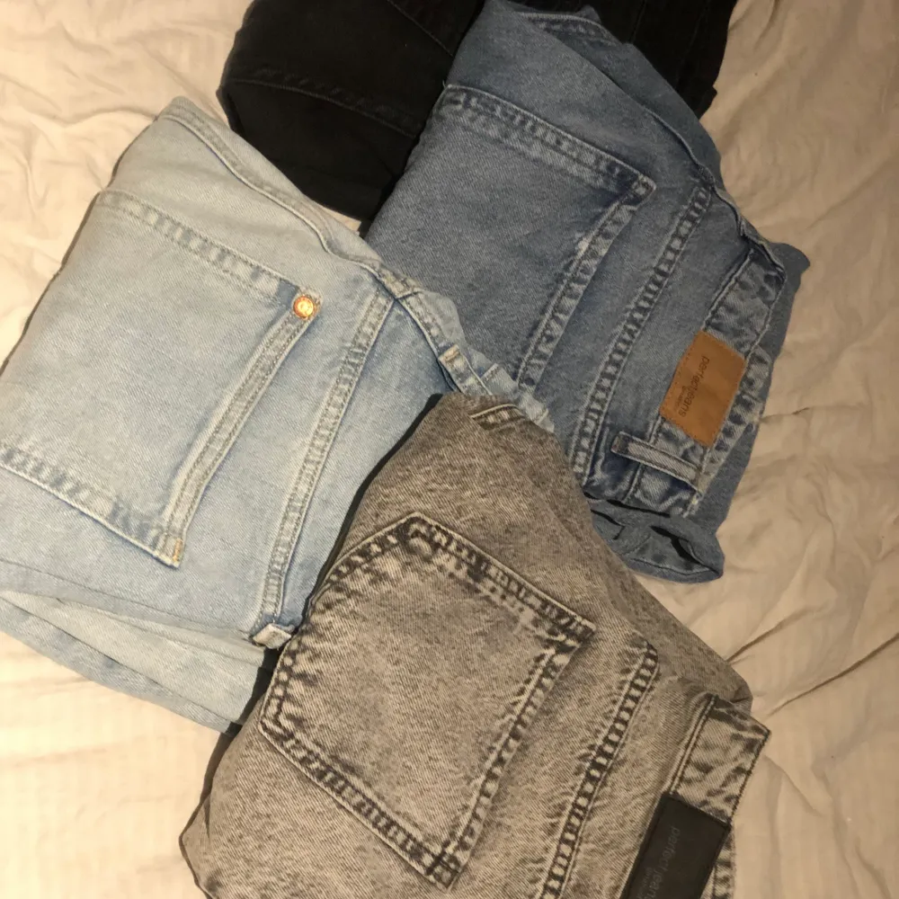 Rensade garderoben och hittade lite jeans! 200kr styck elelr alla för 500kr storlek 34-36 på jeansen Bilder på hur de sitter på kan absolut fås om så önskas. Jeans & Byxor.