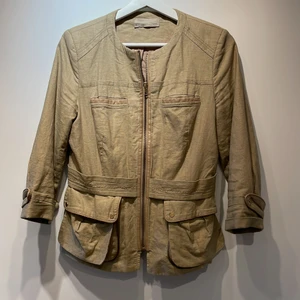 Sfera jacka - Beige jacka från Sfera i bomulls- och linnemix och guldiga detaljer. I gott skick