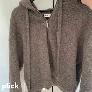 Stickad kofta - Säljer denna så sköna stickade zara koftan!! Perfekt nu till hösten och kommer till så mycket användning💓💓💓 strl xs men passar XS-M beroende på önskad passform👌 (lånad bild)