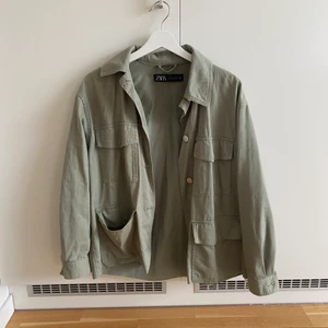 Zara jacka militärgrön💓 - Säljer min militärgröna jacka ifrån Zara storlek XS men passar större storlekar. 