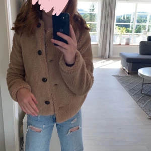 Jätte fin jacka - Säljer den då den inte kommer till användning! Den är knappt använd så den är som ny:)