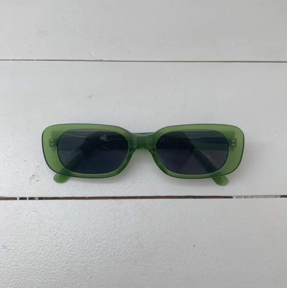 Skitcoola gröna solglasögon från Carin Wester i en smal model✌🏼. Accessoarer.