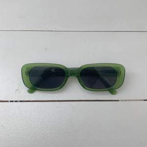 Skitcoola gröna solglasögon från Carin Wester i en smal model✌🏼