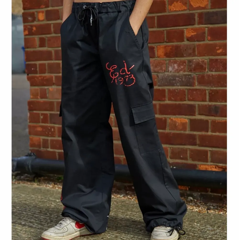 Två första bilderna är tagna från Urban outfitters hemsida!  Säljer då dem ej passar, men riktigt snygga!! Nypris 850kr. Jeans & Byxor.