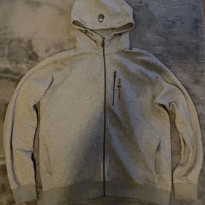 Sail racing hoodie - Säljer en sail racing hoodie grå, på handlederna är de lite slitet syns inte, haft den i 1 månad inte använt så mycket