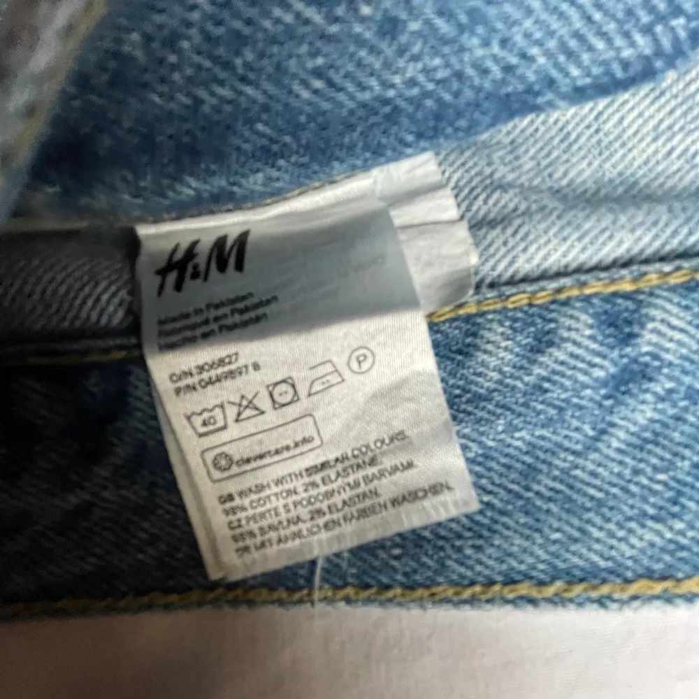 Ett par h&m jeasn i blå färg som har använts men är i ganska bra skick. Storlek 32. Jeans & Byxor.