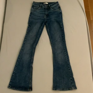 LOWWAIST Bootcut jeans - Snygga lowwaist bootcut från ginatricot. Storlek xs men skulle säga att de passar S också! finns inga tecken på att de är använda! Säljer för 150kr men ifall flera skulle vara inteesserade går det att buda💗