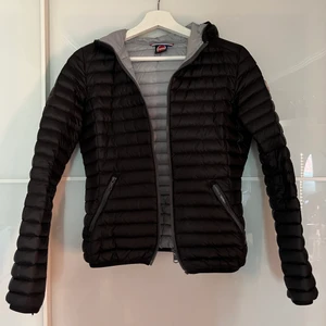 Colmar Jacka - Svart Colmar Jacka i storlek 34,   ny pris 2966kr 💓 Frakten ingår i priset! Säljer därav att den blivit för liten. 