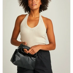 Väska MQ - Säljer nu denna väskan från märket Stockholm, köpt på mq. Väskan är i väldigt bra skick och nypris är 499kr🌸