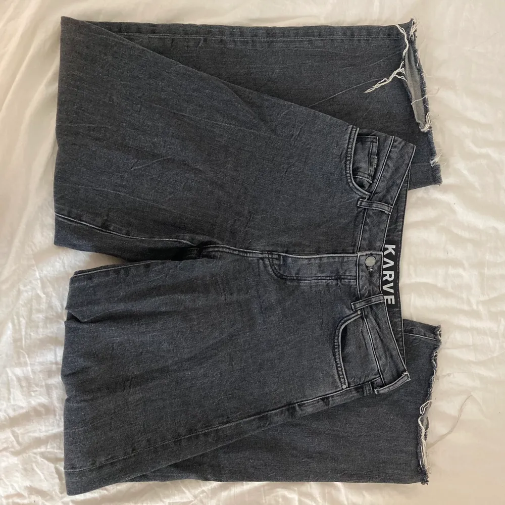 Jättefina jeans från märket Karve med slitningar ned till. Byxorna är i stl S och säljes pga börjar bli för små!. Jeans & Byxor.