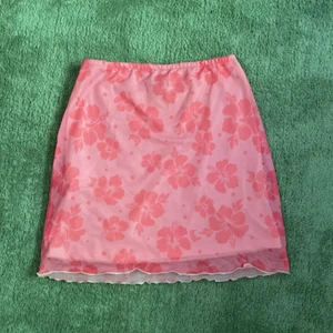 Rosa blommig kjol - En fin rosa kjol men hibiskusblommor på köpt i primark i London💕🌺🌸bara använd en gång så den är som ny