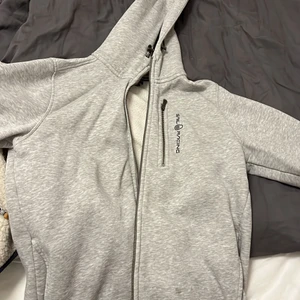 Sail racing tröja - Säljer min super sköna och snygga sail racing zip hoodie eftersom den tyvärr blivit för liten. Sitter ungefär som en xs/s