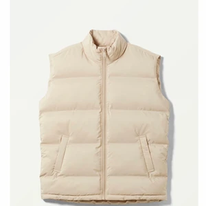 Weeday väst beige - Väst från weekday i storlek L, passform oversize (jag är 175 för referens). Några tecken på användning men ingenting som syns långt ifrån. En väst som definitivt håller värmen. Nypris 500kr💃💗