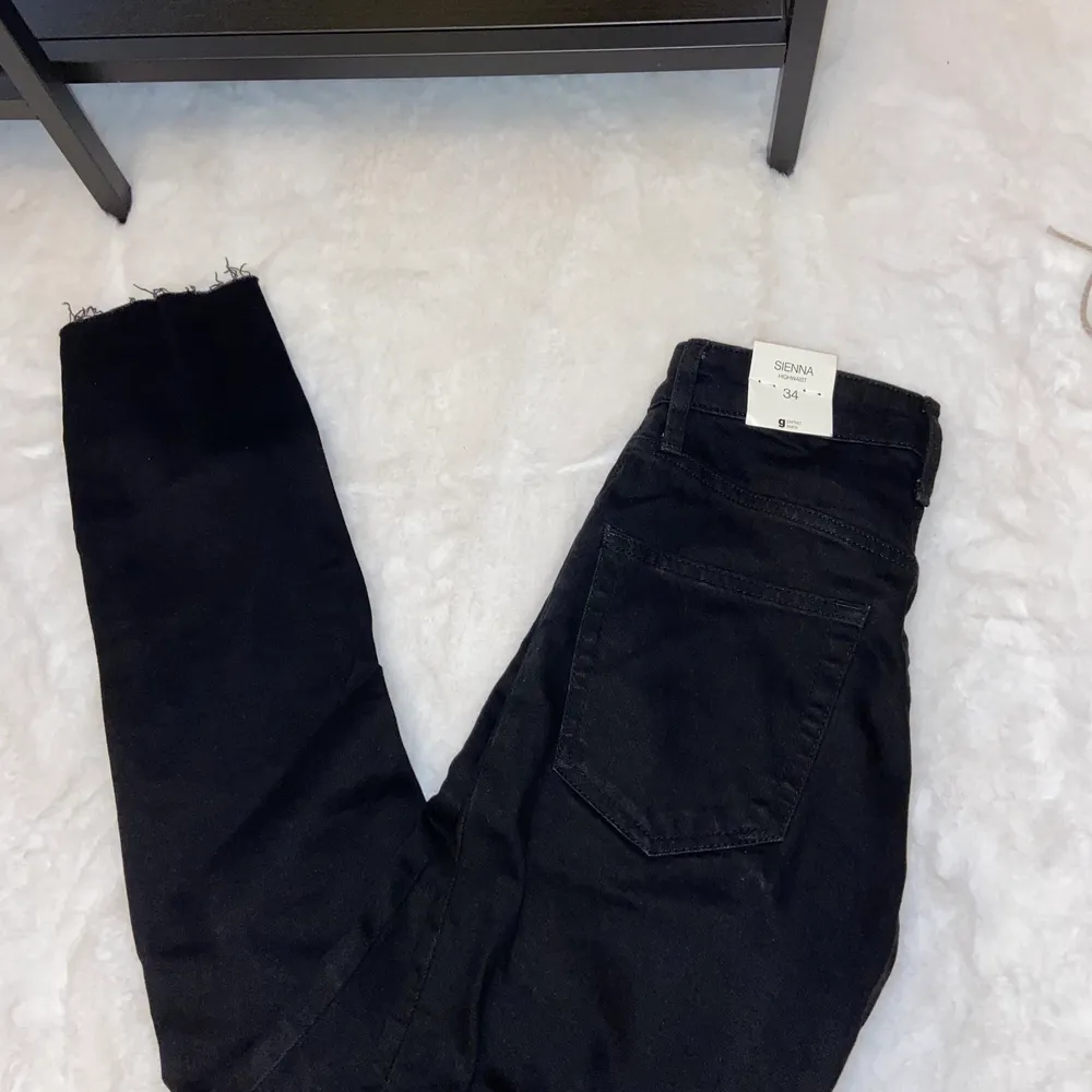 Mom jeans( Sienna )  - Gina tricot  Storlek : 34  Nyskick : lappar kvar  Lite stresch - ” hårda jeans ” . Jeans & Byxor.