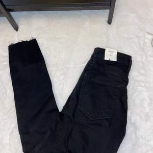 Mom jeans( Sienna )  - Gina tricot  Storlek : 34  Nyskick : lappar kvar  Lite stresch - ” hårda jeans ” 
