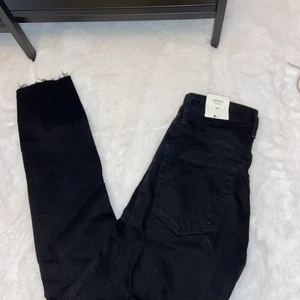 Gina tricot jeans !  - Mom jeans( Sienna )  - Gina tricot  Storlek : 34  Nyskick : lappar kvar  Lite stresch - ” hårda jeans ” 