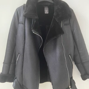 Höstjacka - Superfin höstjacka i bra skick. Från primark, men är ändå bra kvalitet. Inte äkta läder.  Meddela om du har fler frågor. Tryck inte på köp direkt utan kontakta mig först. Köparen står för frakt.