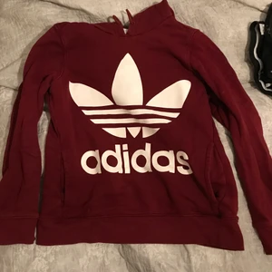 Fin adidas hoodie - Hej säljer min supersnygga adidas hoodie, haft den ett tag men inte använt så mycket , typ i nyskick fick den i julas , den är vin röd / mörk röd jätte fin färg storlek s