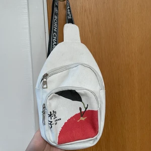 Liten Väska - Säljer denna söta väska som man kan ha på magen, kan användas vit t.ex konserter då man får plats med mycket i den som mobil, kort och annat. Hör av dig om eventuella frågor! (Köparen står för eventuell frakt)