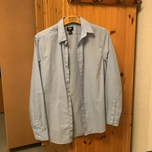 HM skjorta - Ljusblå skjorta från HM köpt second hand storlek S, knappt använd 