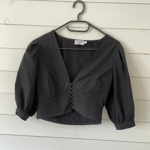 Topp  - Supersnygg topp med knappar ifram från NA-KD storlek 36