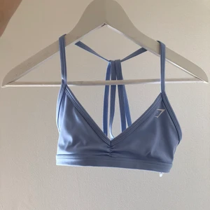 Gymshark minimal sport bh - Superfin och snygg sport bh från Gymshark i färgen Moonstone blue! Den är helt oanvänd, alltså i nyskick, eftersom jag inte helt kände mig bekväm i den. Online är den slutsåld i storlek xs till M så perfekt till dig som letat efter denna!  Köp genom DM