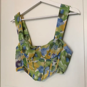 Topp - Jättefin topp från cider! Aldrig använd då den är för liten för mig. Storlek M men verkligen liten i storleken så passar som S.