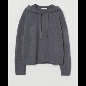 Stickad hoodie  - Säljer denna super fina stickade hoodien ifrån H&M, köpt för ett tag sedan men har endast testat den. Säljer då den inte kommer till användning. Storlek: Xs( skulle kunna passa S)  Pris: 250kr + frakt. ( lånade bilder)