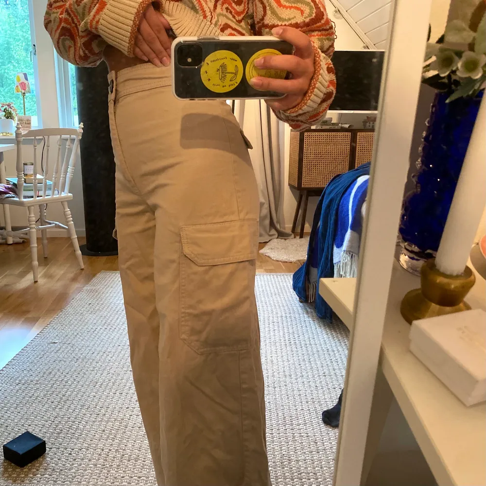 Populära cargo-pants från monki! Superbra skick, snygg beige färg. Passar bra på mig som är 157cm 🌿. Jeans & Byxor.