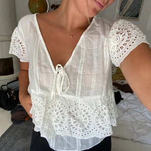 Mango blus/topp - Superfin sommartopp/blus från Mango i strlk S. Köpt utomlands, inte använd nån gång. Därför nyskick. 