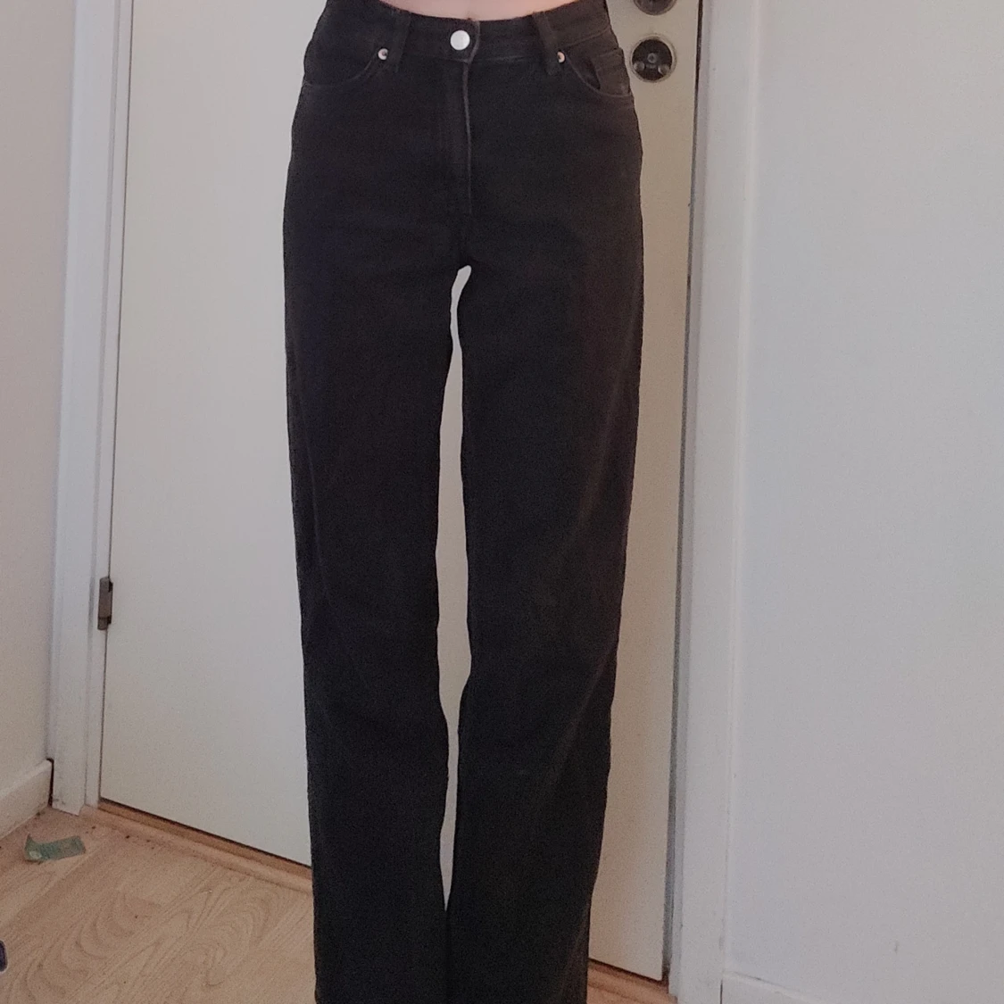 Högmidjade wide urtvättade jeans