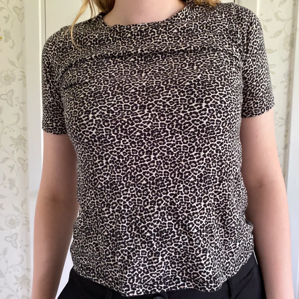 Cool leopard mönstrad T-shirt från Gina Tricot i storlek XS. Säljer för 70kr + frakt!. T-shirts.