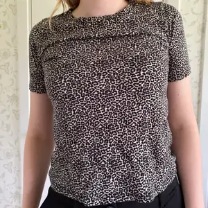 Cool leopard mönstrad T-shirt från Gina Tricot i storlek XS. Säljer för 70kr + frakt!