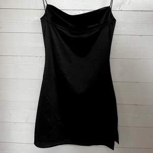 En svart festklänning från zaful i storlek 36, aldrig använd.  Hör gärna av er vid frågor, samfraktar gärna! 