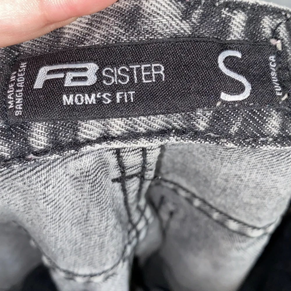 Dom här jeansen är för små för mig och dom är använda typ 6 gånger och är helt ny tvättade och köpte dom cirka 1,5 år sen . Jeans & Byxor.
